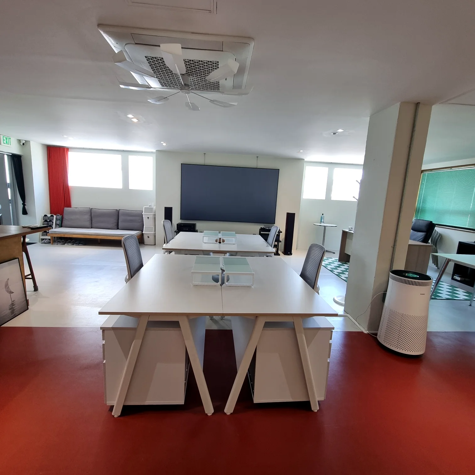 레드 플로어의 오픈 워크스페이스